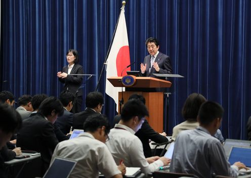 Photograph of the Prime Minister holding the press conference