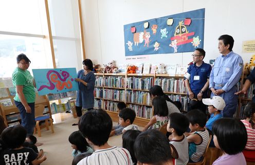 Photograph of the Prime Minister visiting an evacuation center