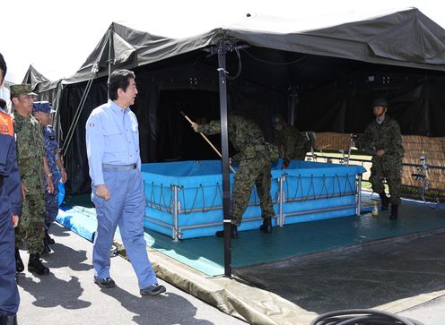 Photograph of the Prime Minister observing bathing support activities provided by Self-Defense Force units