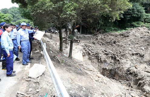 Photograph of the Prime Minister visiting a site affected by landslide