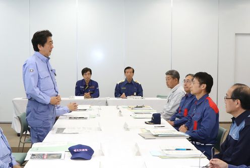 Photograph of the Prime Minister exchanging views with the Governor of Hiroshima Prefecture and others