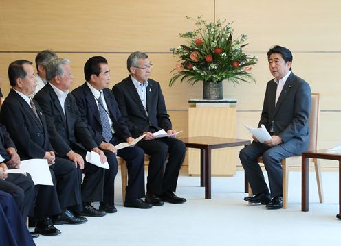 Photograph of the Prime Minister holding the meeting