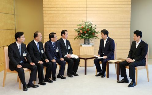 Photograph of the Prime Minister holding the meeting