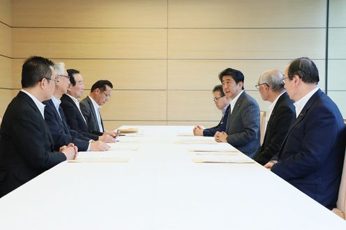 Photograph of the Prime Minister receiving the recommendations (2)