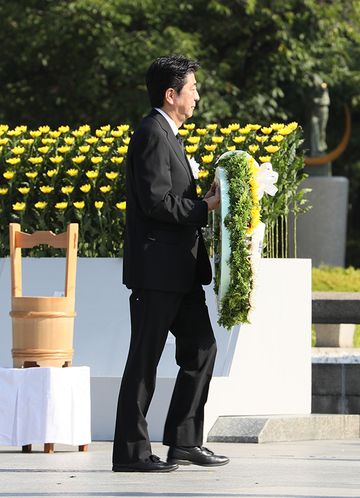 Photograph of the Prime Minister laying a wreath