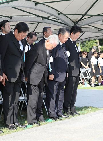 Photograph of the Prime Minister offering a silent prayer