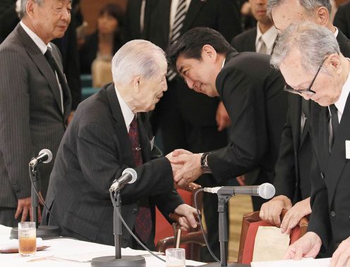 Photograph of the Prime Minister listening to requests from representatives of atomic bomb survivors