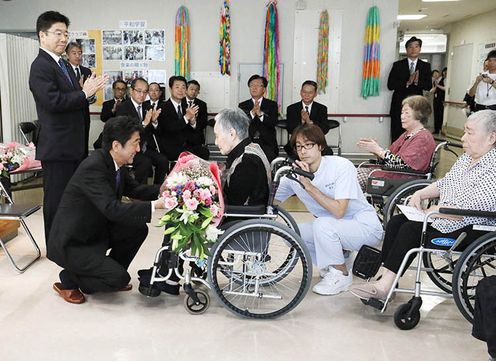 Photograph of the Prime Minister visiting residents of the nursing home for atomic bomb survivors