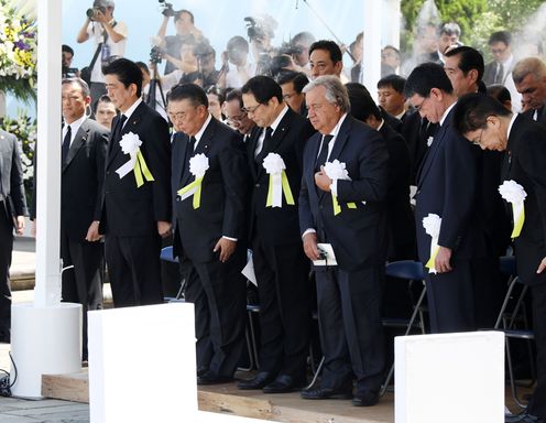 Photograph of the Prime Minister offering a silent prayer