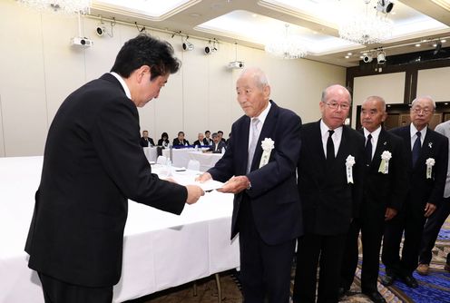 Photograph of the Prime Minister receiving a letter of request from representatives of atomic bomb survivors