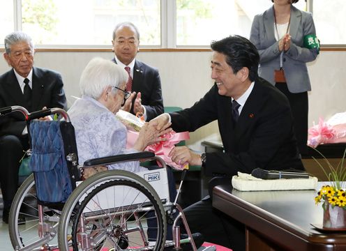 Photograph of the Prime Minister visiting residents of the nursing home for atomic bomb survivors