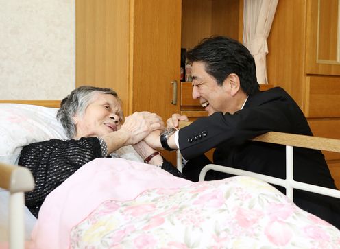 Photograph of the Prime Minister visiting residents of the nursing home for atomic bomb survivors