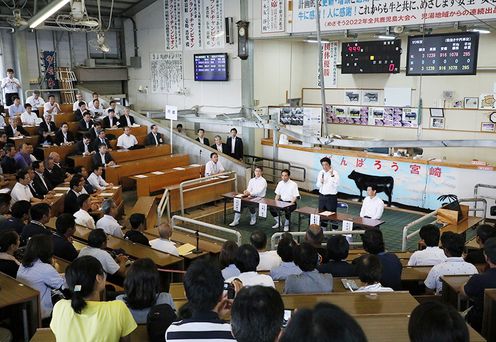 Photograph of the Prime Minister holding the gathering to exchange views