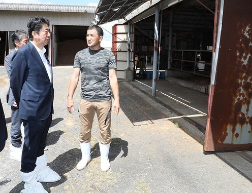 Photograph of the Prime Minister visiting the cattle barn