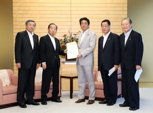 Photograph of the Prime Minister receiving the proposal