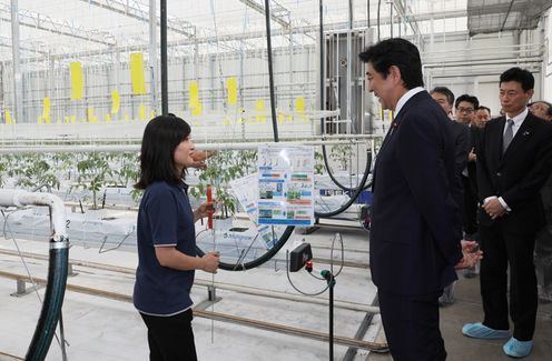 Photograph of the Prime Minister visiting a research facility of the agricultural facility 