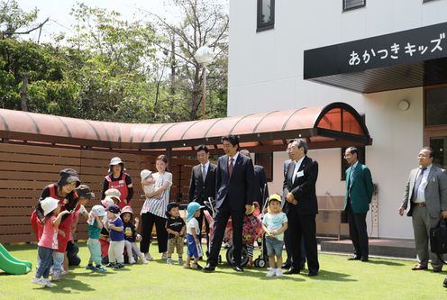 Photograph of the Prime Minister visiting a childcare center