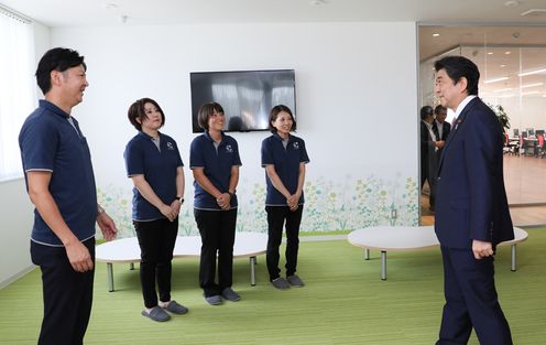 Photograph of the Prime Minister visiting a childcare center of the agricultural facility