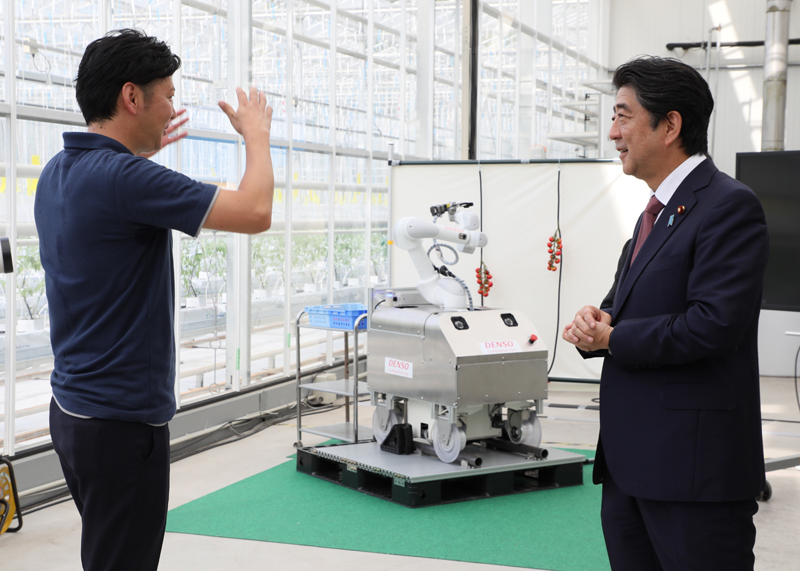 Photograph of the Prime Minister visiting a research facility of the agricultural facility 