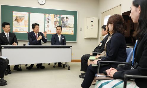 Photograph of the Prime Minister visiting the Child Guidance Center