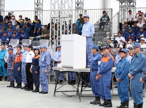 Photograph of the Prime Minister delivering an address during joint disaster management drills by the nine municipalities in the Kanto region