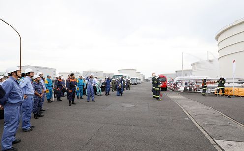 Photograph of the Prime Minister observing the oil terminal fire extinguishing drill