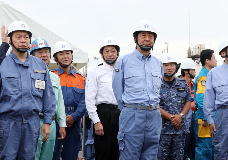 Photograph of the Prime Minister observing the oil terminal fire extinguishing drill