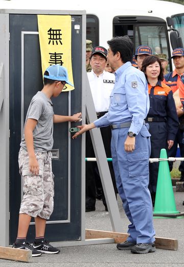 Photograph of the Prime Minister taking part in the drill exercise participated by residents 