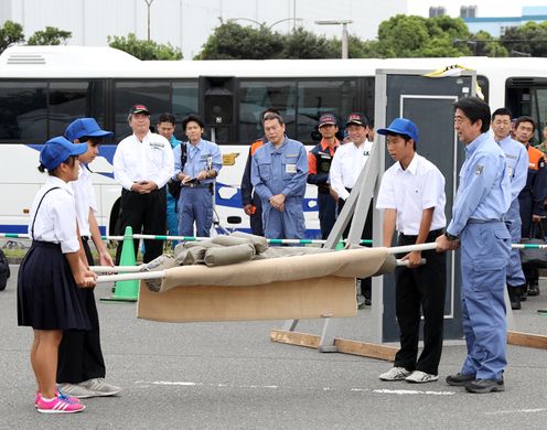 Photograph of the Prime Minister taking part in the drill exercise participated by residents 