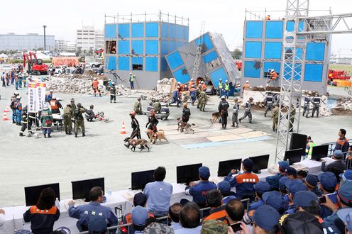 Photograph of the Prime Minister observing the rescue and assistance drill