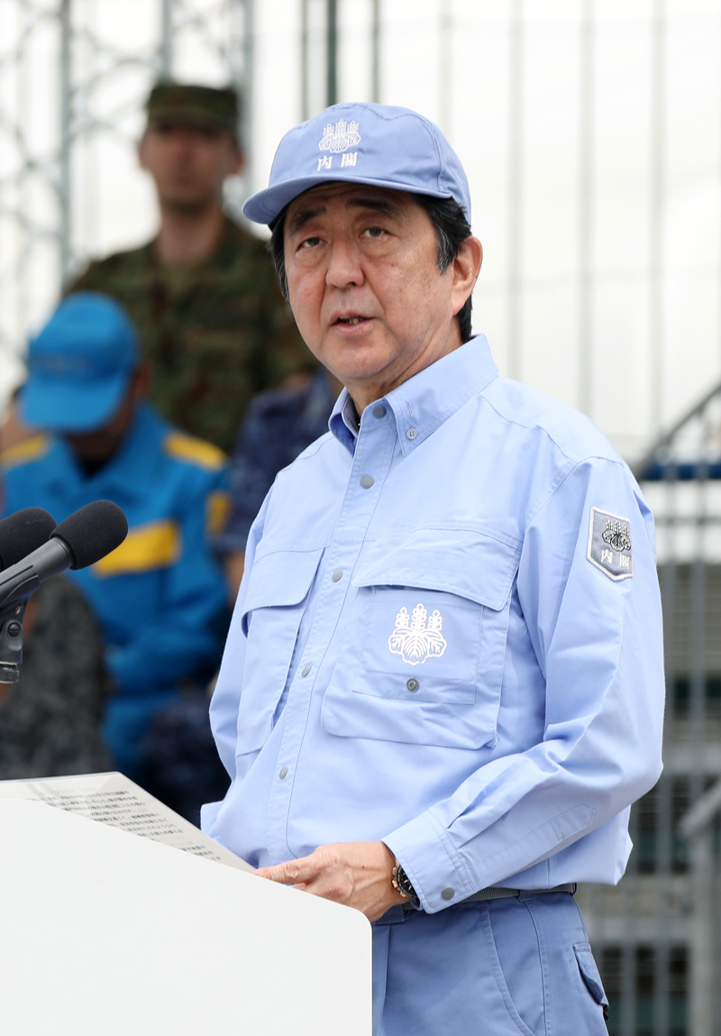 Photograph of the Prime Minister delivering an address during joint disaster management drills by the nine municipalities in the Kanto region