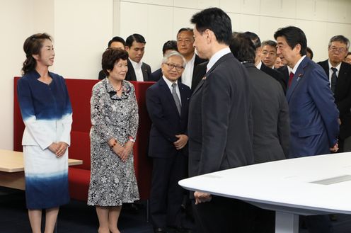 Photograph of the Prime Minister visiting the Consumer Policy Platform