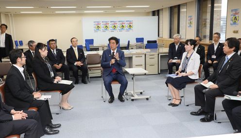 Photograph of the Prime Minister visiting the Consumer Policy Platform