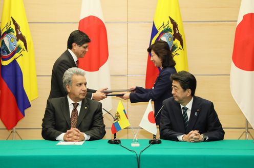 Photograph of the leaders attending the signing and exchange of documents ceremony