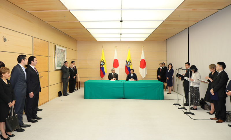 Photograph of the joint press announcement