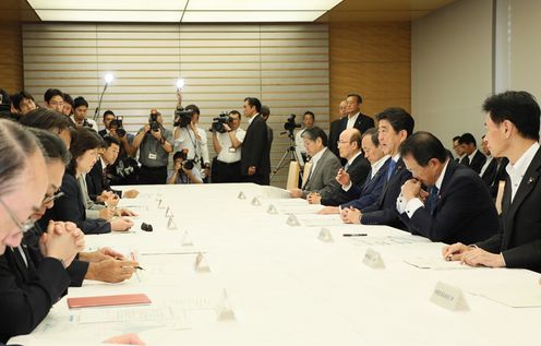 Photograph of the Prime Minister delivering an address (2)