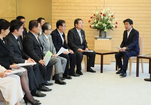 Photograph of the Prime Minister receiving the request (2)