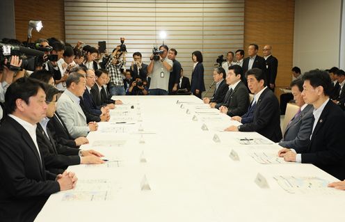 Photograph of the Prime Minister delivering an address (2)