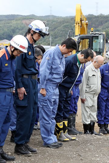 Photograph of the Prime Minister offering a silent prayer