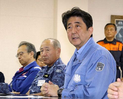 Photograph of the Prime Minister exchanging views with the Governor of Hokkaido and others