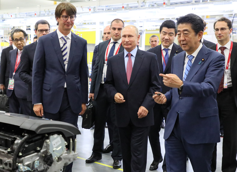 Photograph of the Prime Minister visiting the engine plant