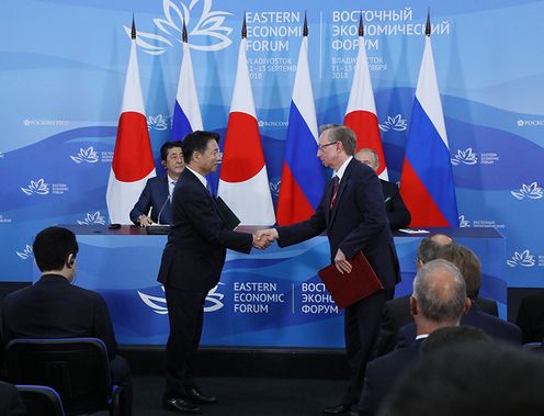 Photograph of the exchange of documents ceremony