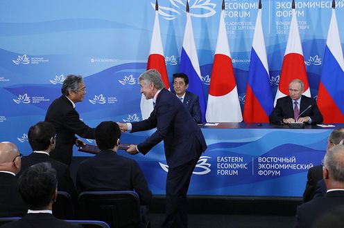 Photograph of the exchange of documents ceremony