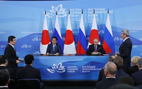 Photograph of the exchange of documents ceremony