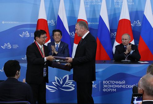 Photograph of the exchange of documents ceremony