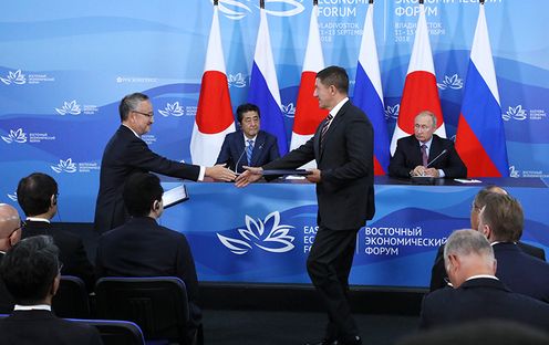 Photograph of the exchange of documents ceremony