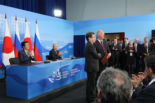 Photograph of the exchange of documents ceremony