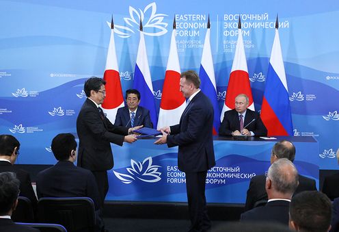 Photograph of the exchange of documents ceremony