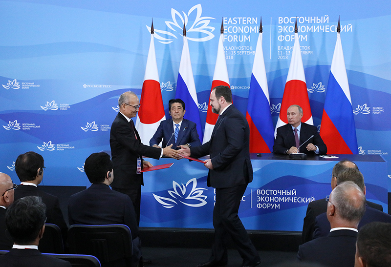 Photograph of the exchange of documents ceremony