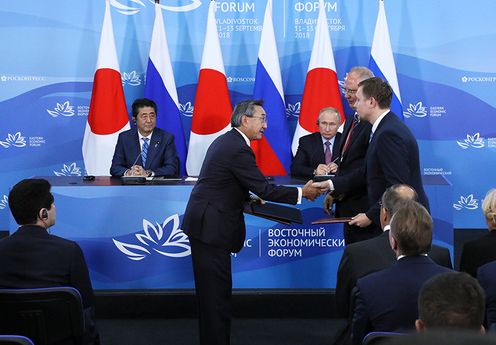 Photograph of the exchange of documents ceremony